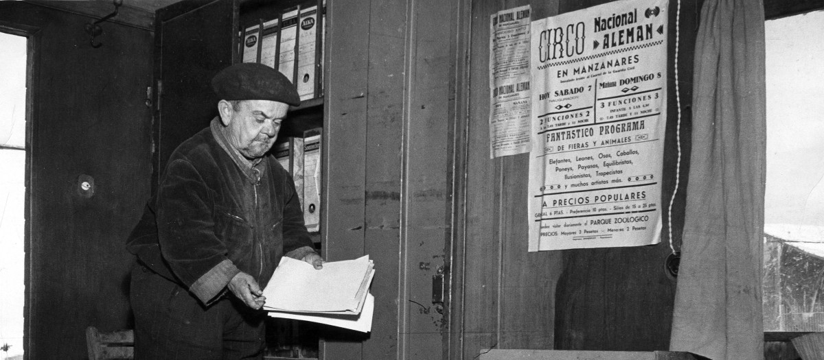 Manzanares (Ciudad Real), hacia 1954.- Un artista del Circo Nacional Aleman ordena unos papeles en la oficina de la empresa circense.EFE