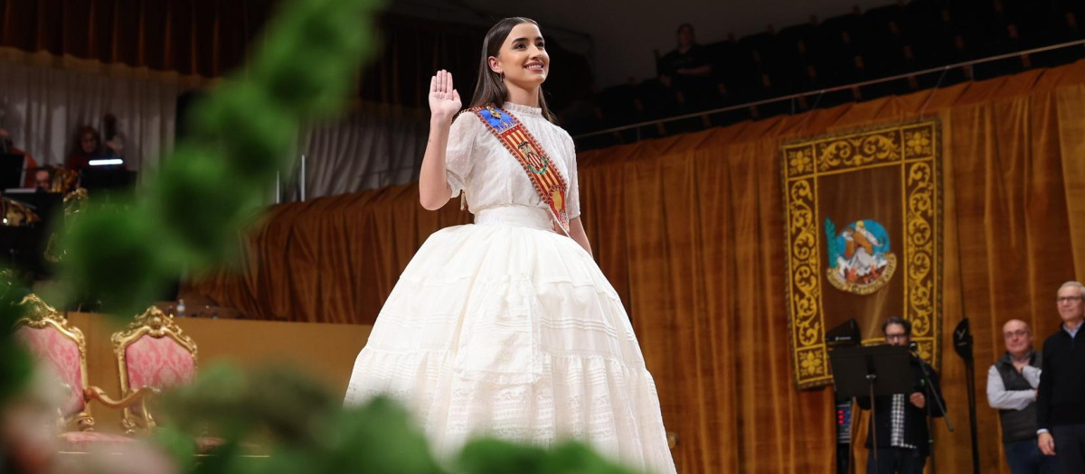 Imagen de Carmen Prades durante el ensayo de su exaltación como fallera mayor de Valencia 2026.