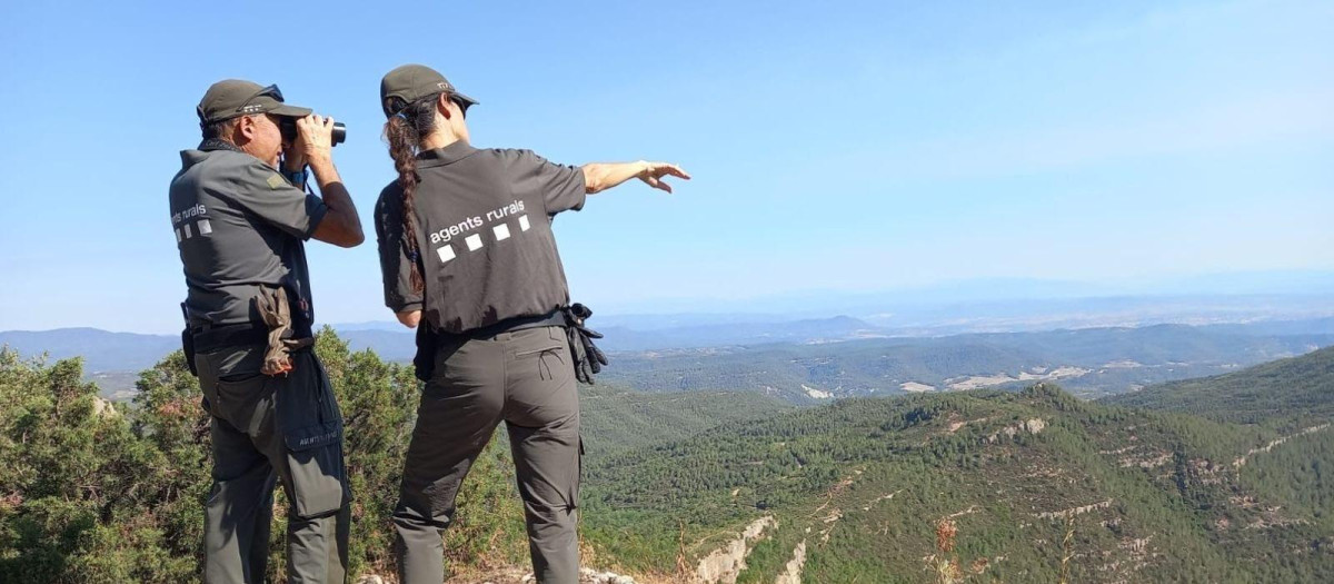 Dos miembros de Agentes Rurales