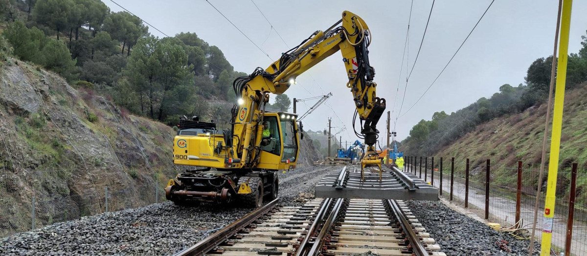 Una veintena de vehículos y cerca de 40 técnicos de Adif trabajan desde primera hora en la reparación de la vía del tren a su paso por el término municipal cordobés de Adamuz tras el siniestro ferroviario del pasado 18 de enero