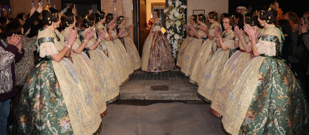 Imagen de la fallera mayor de Valencia 2026 Carmen Prades mostrando su espolín 'Terreta'