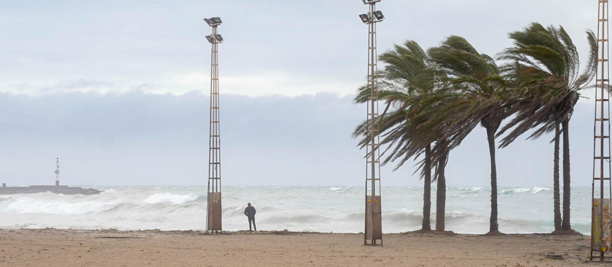 Costa de Almería capital presentando fuerte oleaje y viento debido al paso de la borrasca 'Kristin'