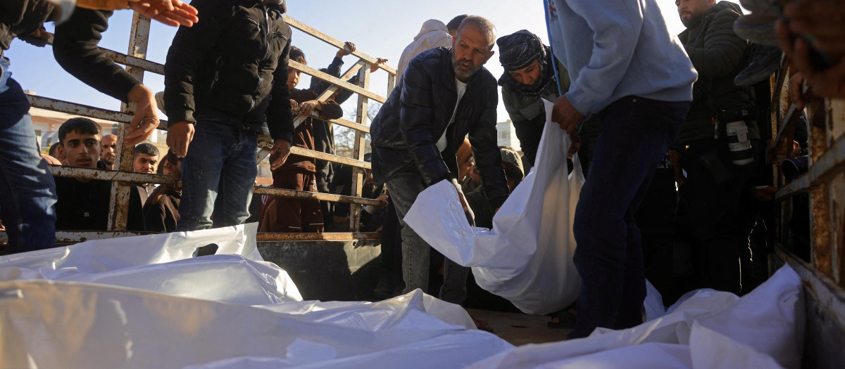 Palestinos cargan cuerpos de personas, que según se informa murieron en un ataque aéreo israelí, en un vehículo en Khan Yunis, en el sur de la Franja de Gaza,