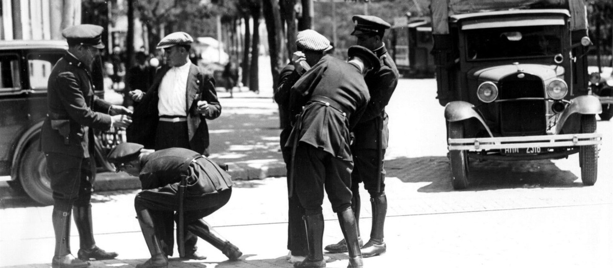 Guardias de Asalto cachean en Madrid a unos transeúntes en 1932 durante una manifestación contra la "Ley de defensa de la República",