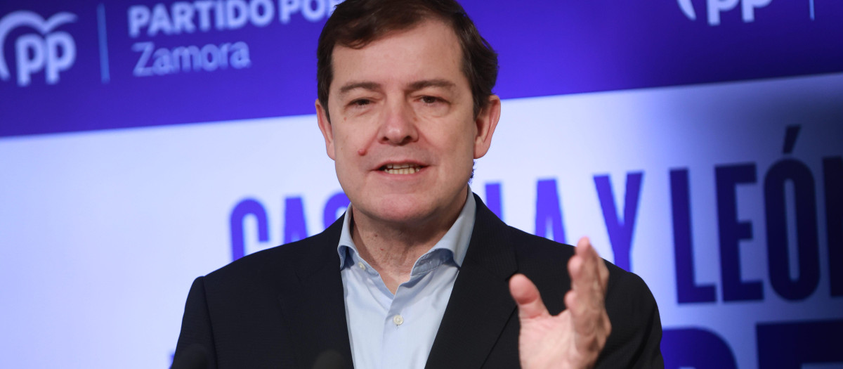 El presidente del PP de Castilla y León, Alfonso Fernández Mañueco, comparece ante los medios de comunicación en la capital zamorana