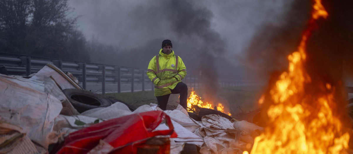 Barricada en llamas durante las protestas de los agricultores contra el acuerdo de Mercosur en Galicia.
