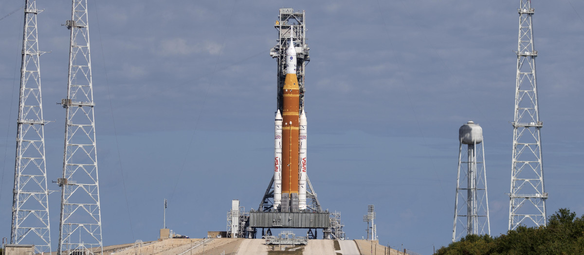 El cohete del Sistema de Lanzamiento Espacial (SLS) con una cápsula Orión, parte de la misión Artemis 2, está acoplado a la Plataforma de Lanzamiento 39B del Centro Espacial Kennedy en Titusville, Florida, EE. UU.