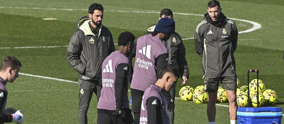 El entrenador del Real Madrid Álvaro Arbeloa (i) asiste al entrenamiento del equipo en la Ciudad Deportiva de Valdebebas