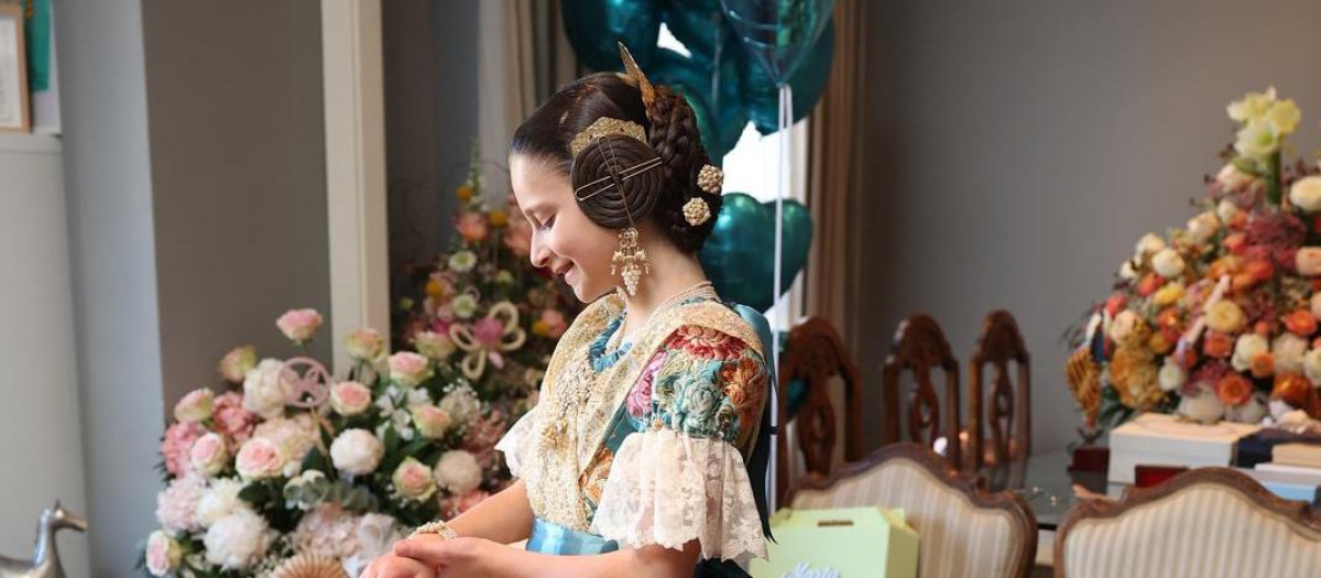 Imagen del espolín 'Azul Cristalino' de Marta Mercader para su exaltación como fallera mayor infantil de Valencia 2026.