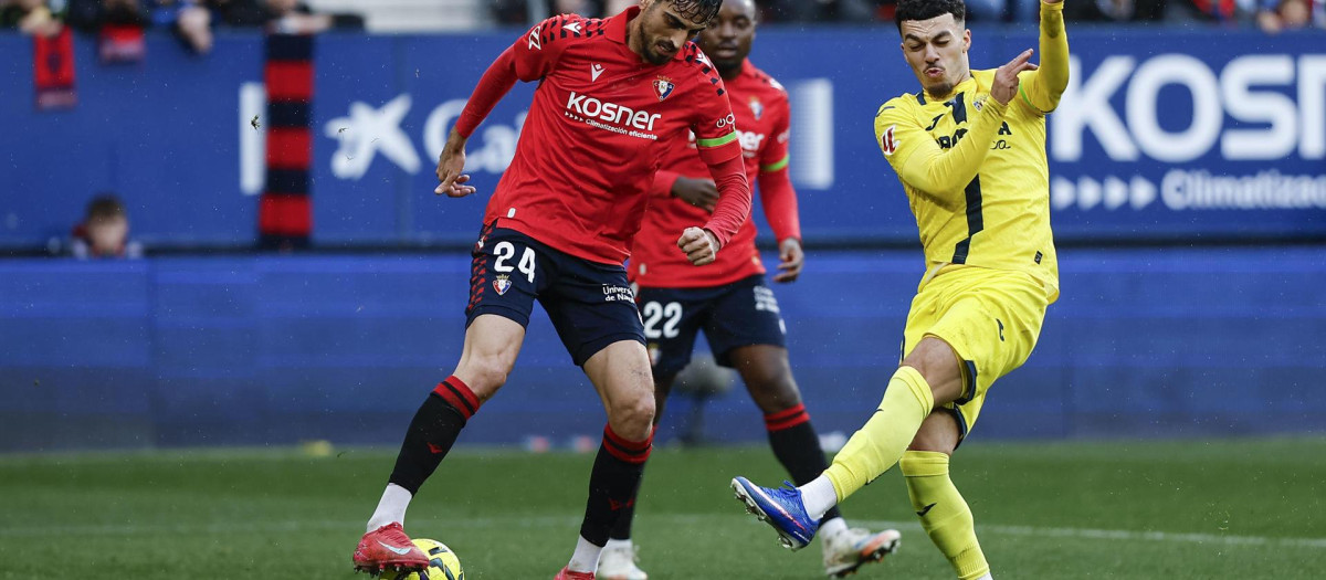 Georges Mikautadze (d) pelea un balón con Alejandro Catena (i)