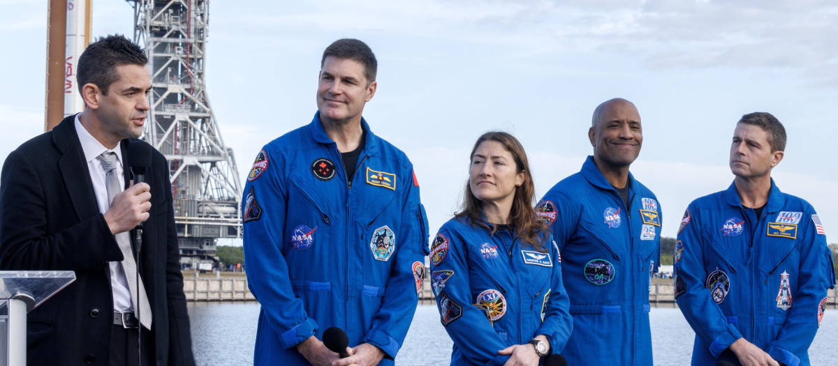 El administrador de la NASA, Jared Isaacman; los especialistas de la misión Artemis II, Jeremy Hansen y Christina Koch; el piloto Victor Glover; y el comandante Reid Wiseman