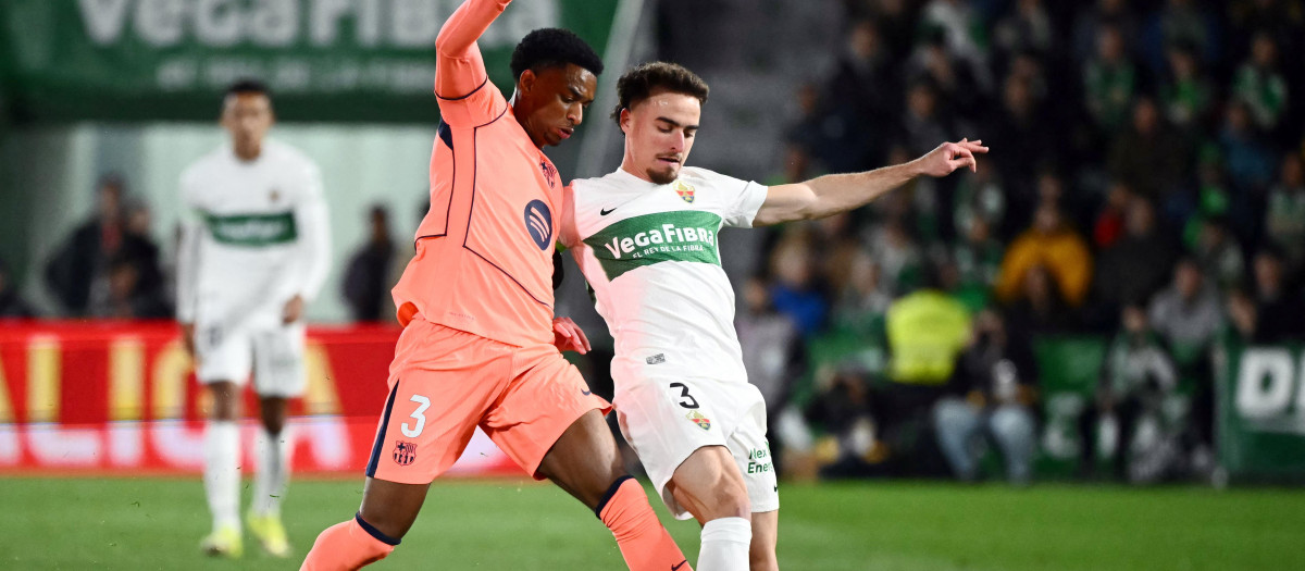 Alejandro Balde y Adrià Pedrosa pelean por un balón en el Elche - Barcelona