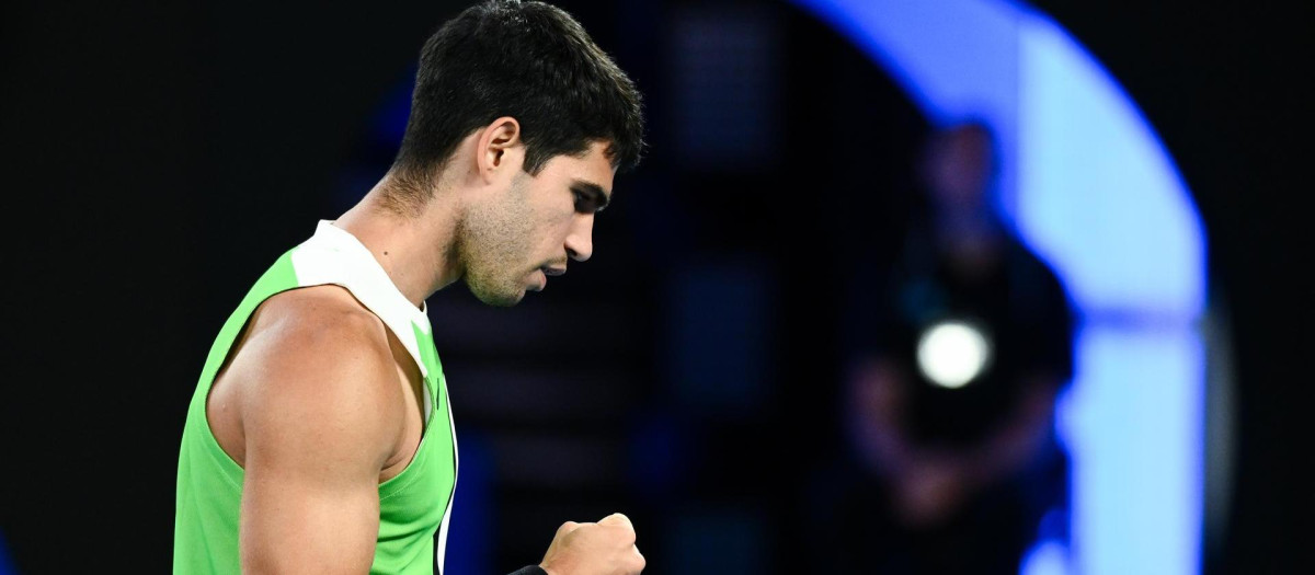 Alcaraz celebra un break ante Djokovic