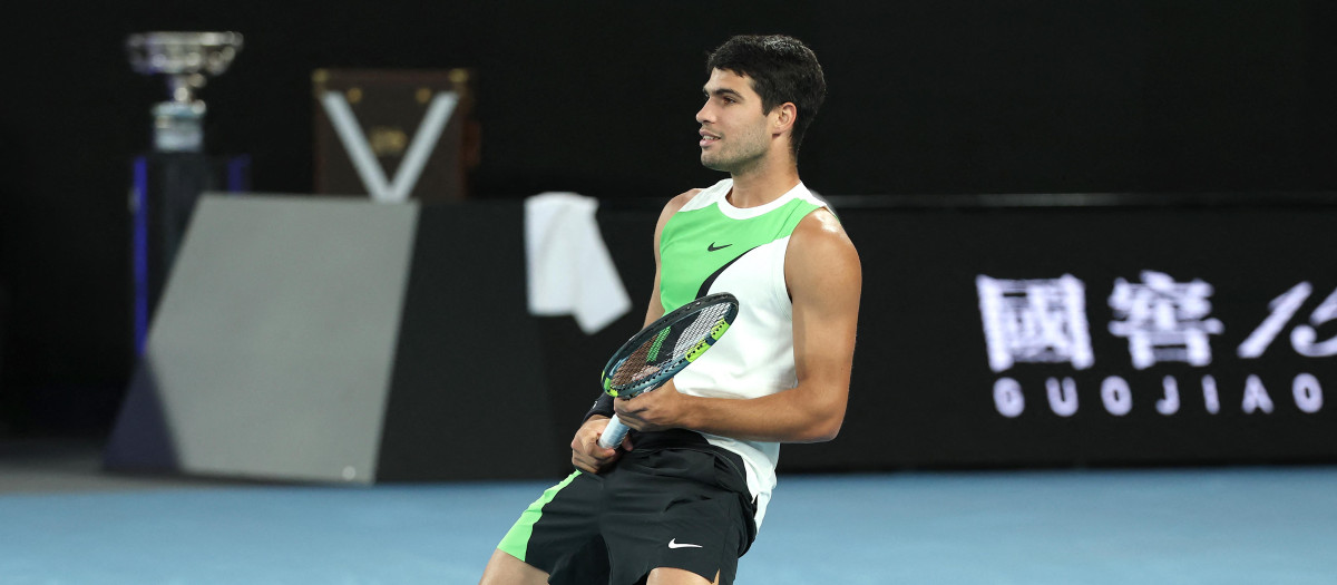 Carlos Alcaraz sonríe durante la final del Open de Australia 2026