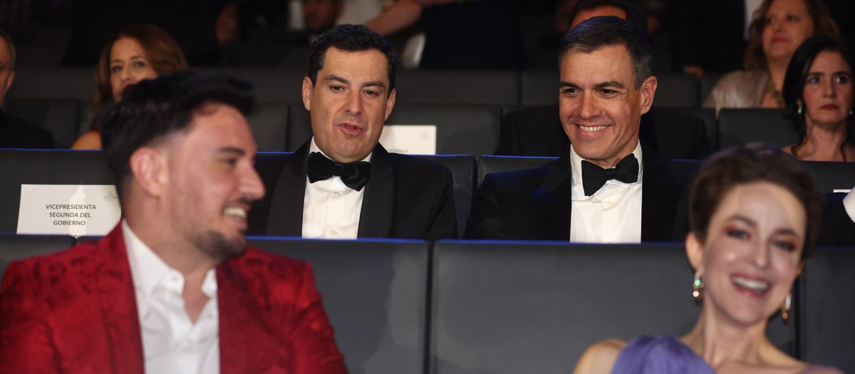 (Foto de ARCHIVO)
El presidente de la Junta de Andalucía, Juanma Moreno (i) y el presidente del Gobierno, Pedro Sánchez (d), en la 37 edición de los Premios Goya, Clara Lago y Antonio de la Torre, en el Palacio de Congresos y Exposiciones FIBES, a 11 de febrero de 2023, en Sevilla, Andalucía (España). La Academia celebra la calidad del cine español con la entrega de los Premios Goya, los más importantes del cine español, a los mejores profesionales de cada una de las especialidades técnicas y creativas. A lo largo de su historia, la Academia ha reconocido con el Goya, o con su nominación, el trabajo tanto de técnicos, profesionales anónimos para el gran público, como de grandes estrellas españolas e internacionales.

Eduardo Parra / Europa Press
11 FEBRERO 2023;GALA;PREMIOS GOYA;CINE;CINE ESPAÑOL;
11/2/2023