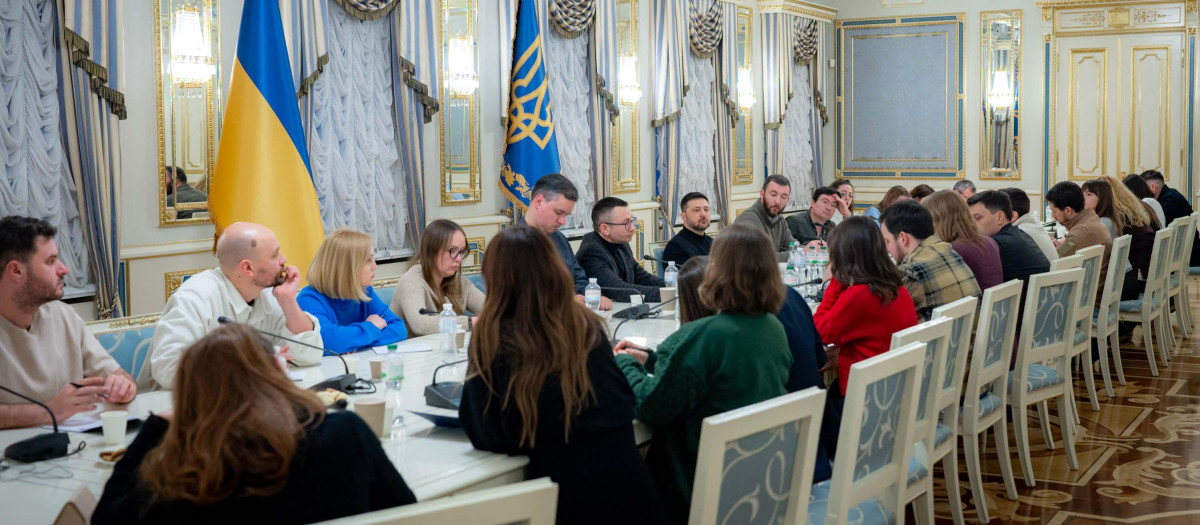 El presidente de Ucrania, Volodimir Zelenski, preside una reunión con periodistas en su oficina de Kiev, en medio de la invasión rusa de Ucrania