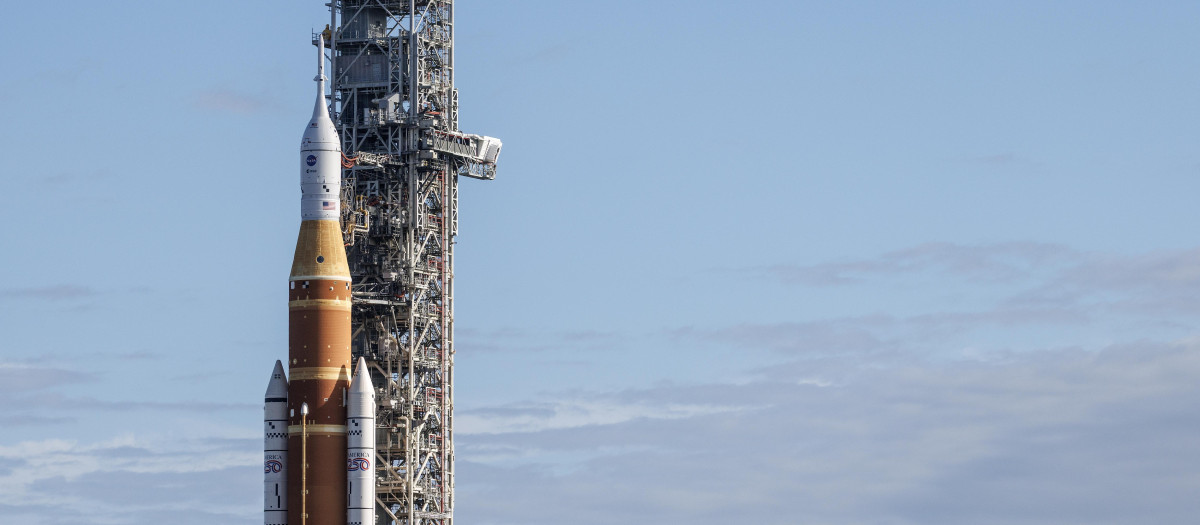 El cohete del Sistema de Lanzamiento Espacial (SLS) con una cápsula Orión, parte de la misión Artemis 2, está acoplado a la Plataforma de Lanzamiento 39B del Centro Espacial Kennedy en Titusville, Florida, EE. UU.