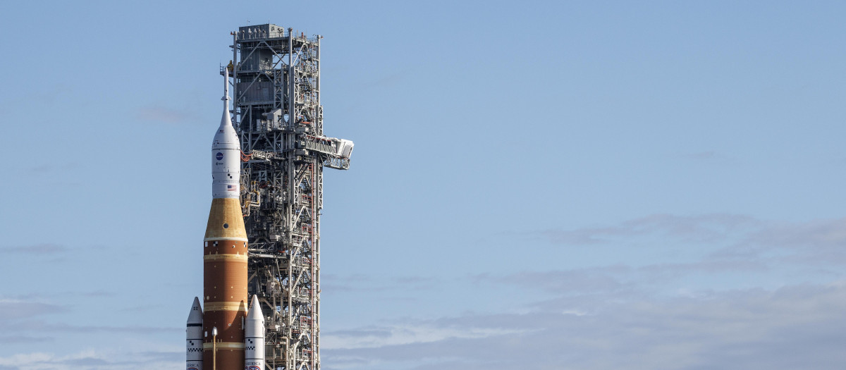 El cohete del Sistema de Lanzamiento Espacial (SLS) con una cápsula Orión, parte de la misión Artemis 2, está acoplado a la Plataforma de Lanzamiento 39B del Centro Espacial Kennedy en Titusville, Florida, EE. UU.