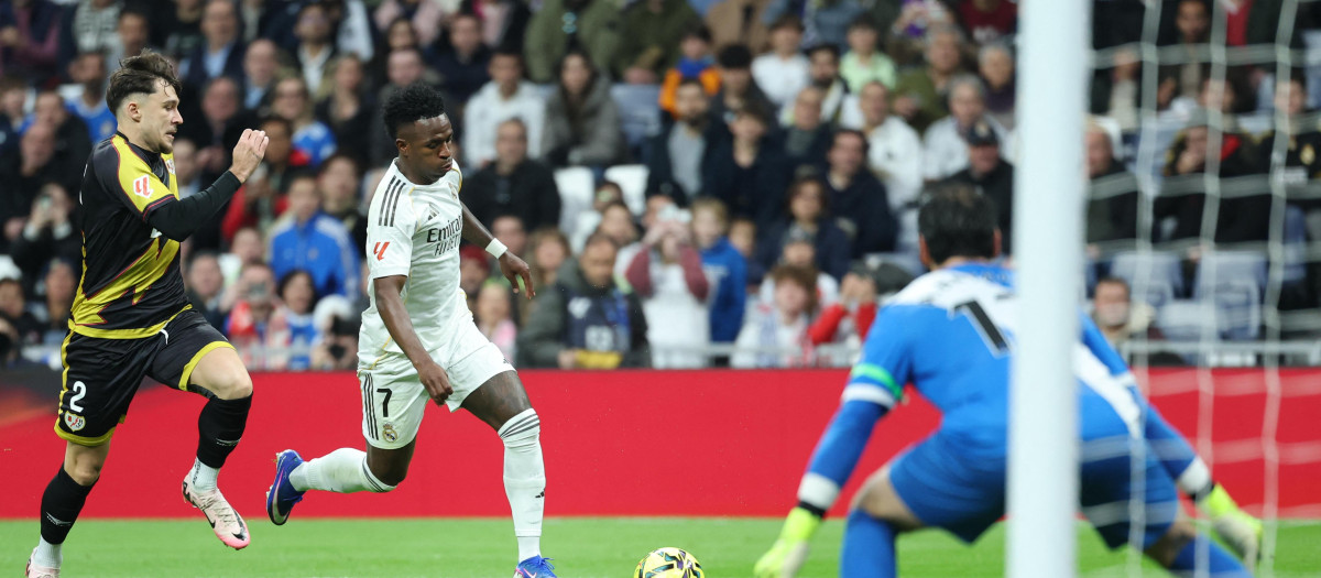 Vinicius se acerca al área en el encuentro frente al Rayo