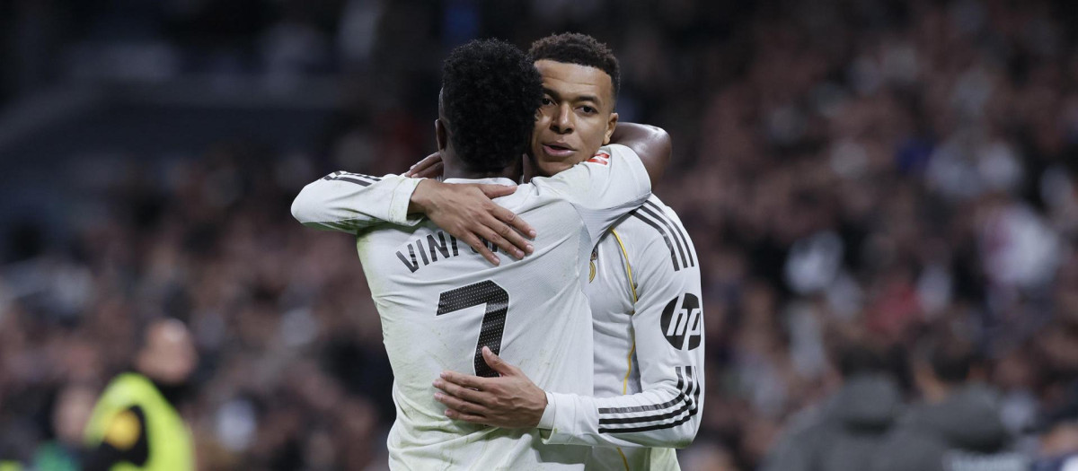 Vinicius y Mbappé se abrazan en el Bernabéu