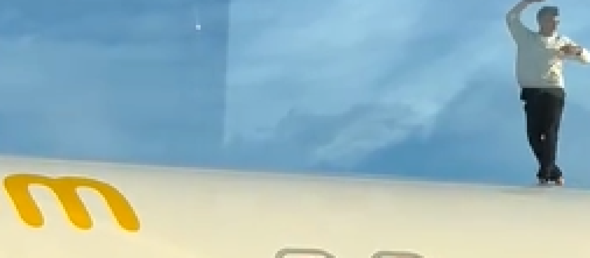 Imagen del marroquí subido al techo de un avión en el aeropuerto de Valencia