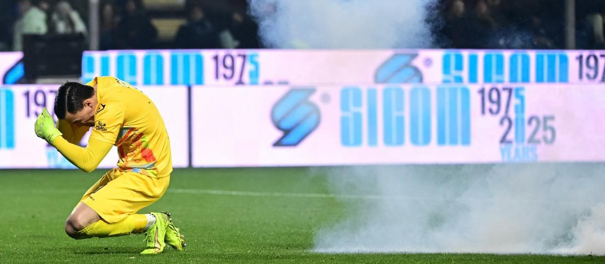 Emil Audero tras la explosión del petardo lanzado por seguidores del Inter de Milán