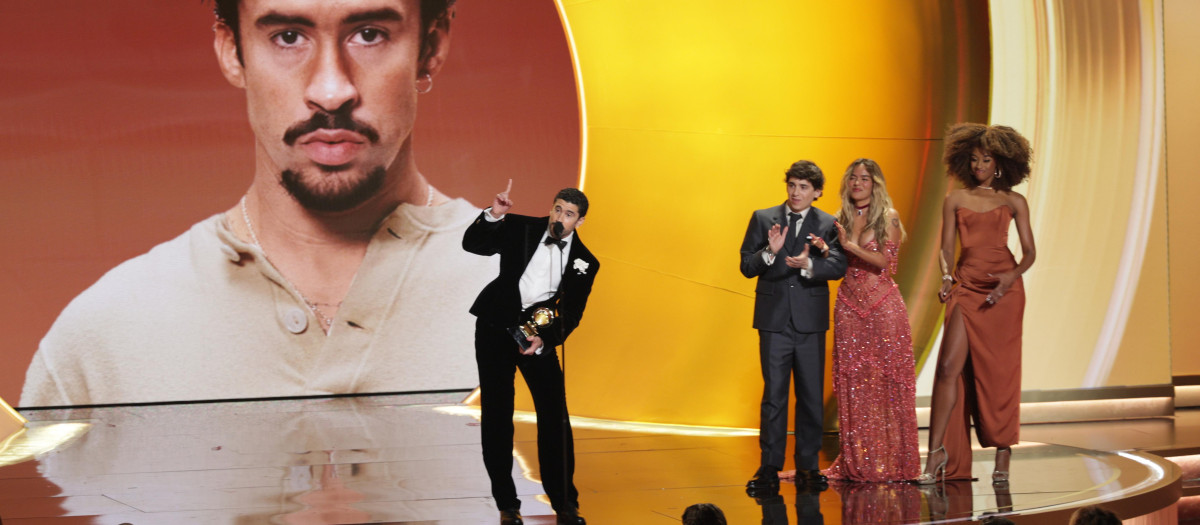 Bad Bunny recogiendo su Grammy en la gala del 2026