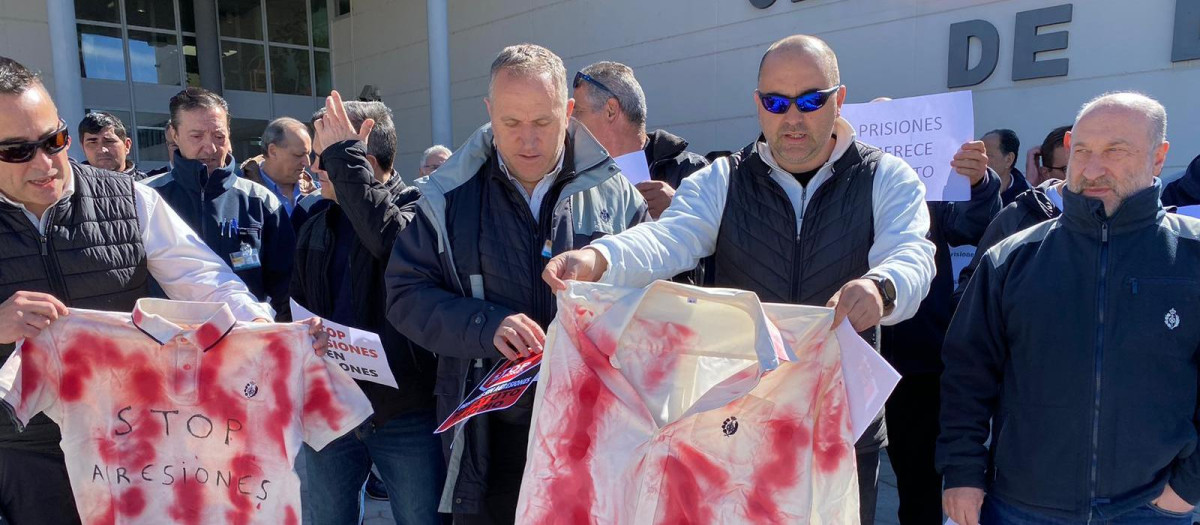 Los trabajadores de la prisión de Masilla de las Mulas (León) se concentran contra las agresiones