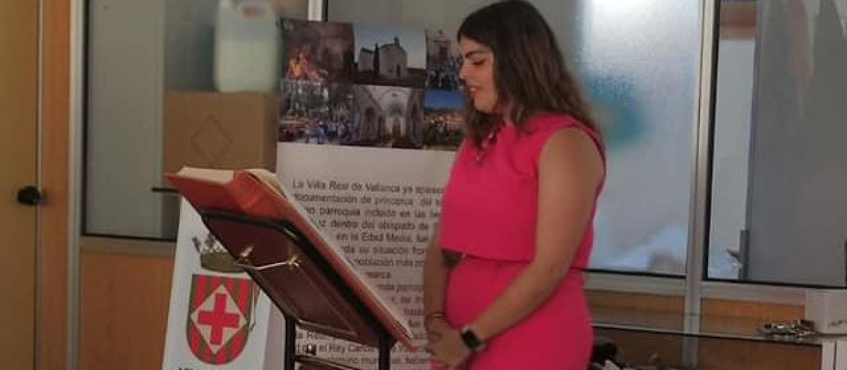 Imagen de la Belén Navarro jurando el cargo como concejal del Ayuntamiento de Vallanca.