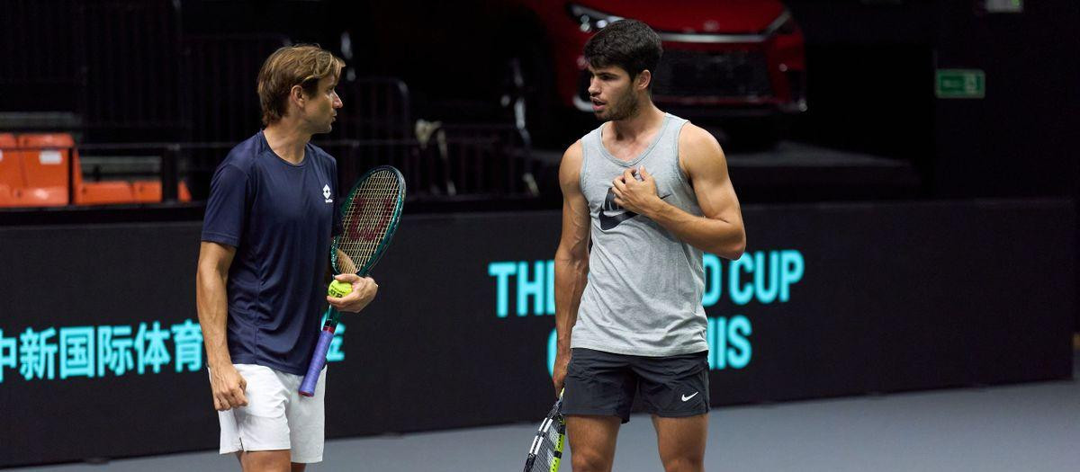 David Ferrer da indicaciones a Alcaraz en un entrenamiento en la Copa Davis