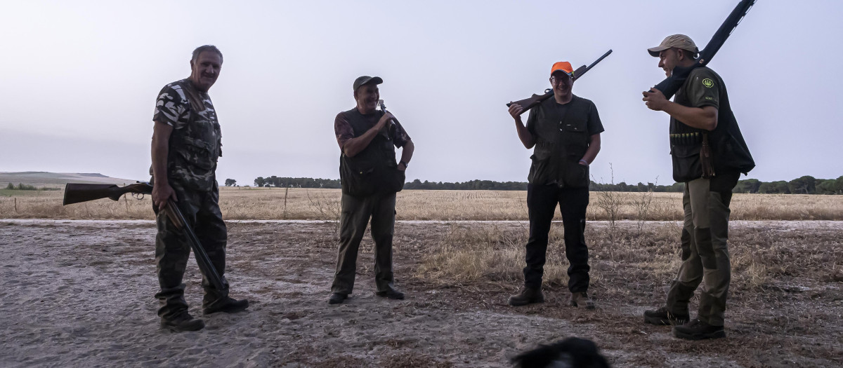 Varios cazadores, durante una jornada de caza en Castilla y León