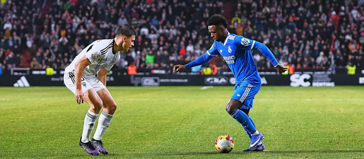 (Foto de ARCHIVO)
Vinicius Junior of Real Madrid competes for the ball with Javi Moreno of Albacete Balompie during the Spanish Cup, Copa del Rey, Round of 16 football match between Albacete Balompie and Real Madrid at Estadio Carlos Belmonte on January 14, 2026 in Albacete, Spain

Francisco Macia / AFP7 / Europa Press
14/1/2026 ONLY FOR USE IN SPAIN
