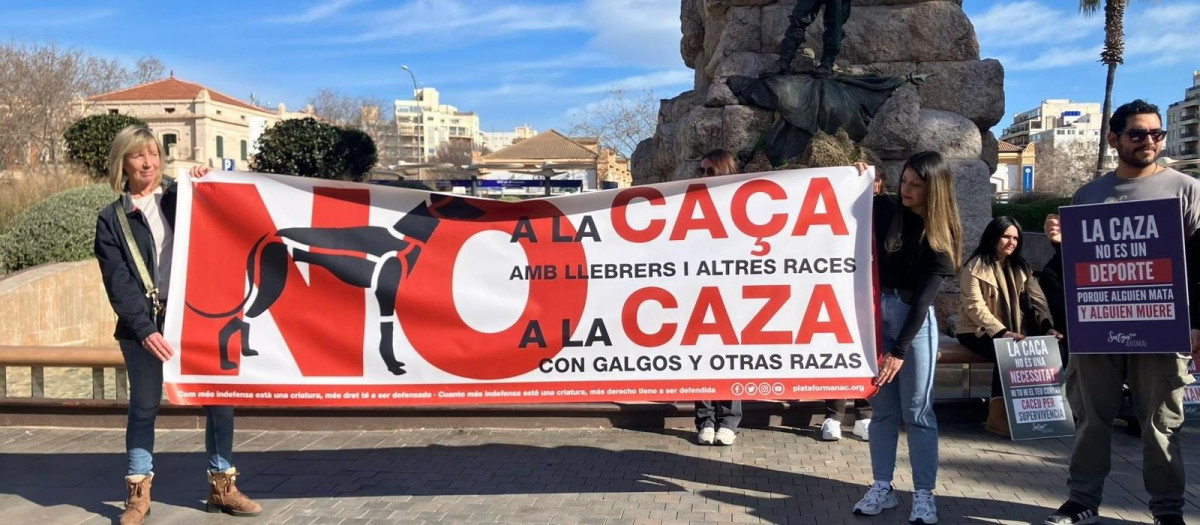 Unos pocos manifestantes contra la caza en Palma de Mallorca