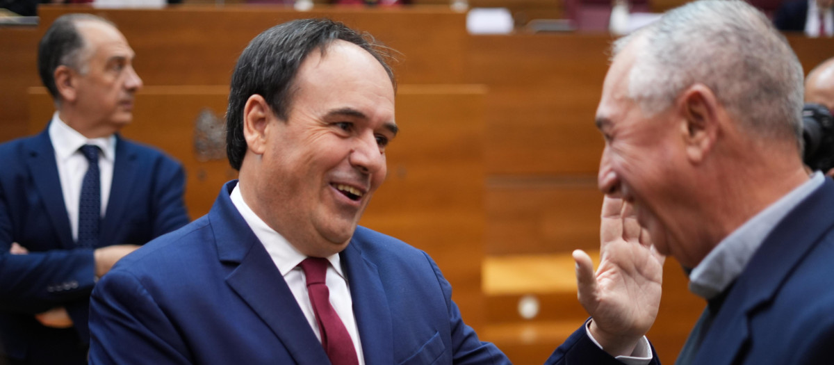 Imagen del presidente de la Generalitat, Juanfran Pérez Llorca, junto al portavoz de Compromís, Joan Baldoví