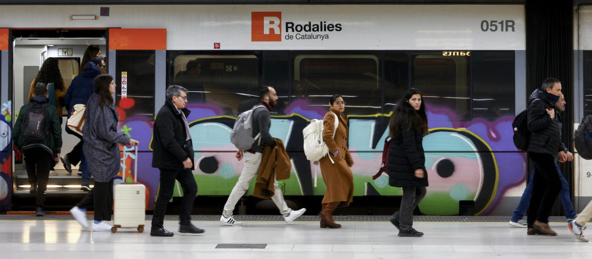 Usuarios de Rodalies en la estación de Barcelona-Sants, este lunes