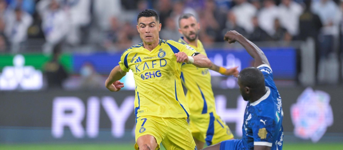(Foto de ARCHIVO)
04 April 2025, Saudi Arabia, Riyadh: Al-Nasr's Cristiano Ronaldo (L) and Al Hilal's Kalidou Koulibaly battle for the ball during the Saudi Pro League soccer match between Al Hilal SFC and Al-Nasr SC at Kingdom Arena. Photo: -/Saudi Press Agency/dpa

04/4/2025 ONLY FOR USE IN SPAIN