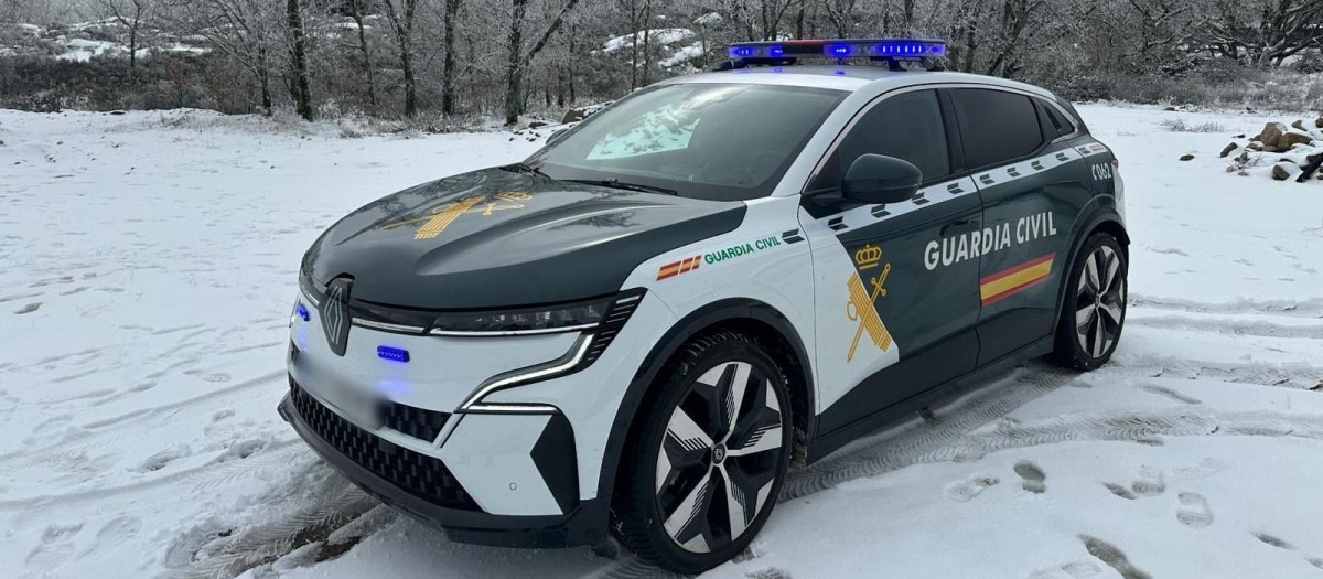 Un coche de la Guardia Civil en una de las zonas del norte de la provincia de Cáceres afectadas por la nieve