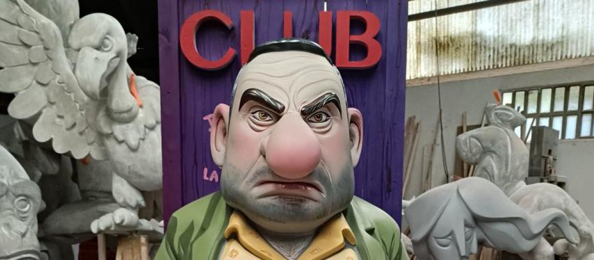 Imagen del ninot de José Luis Ábalos en la puerta de un 'Club' obra del artista fallero Víctor Navarro Granero.