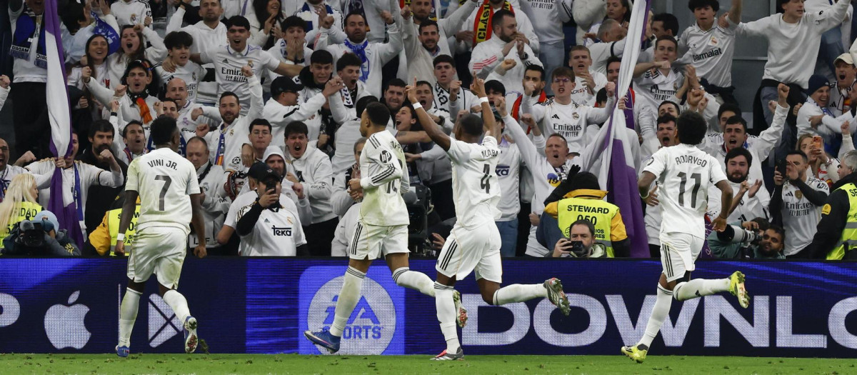 Los jugadores del Real Madrid, tras ganar al Rayo Vallecano