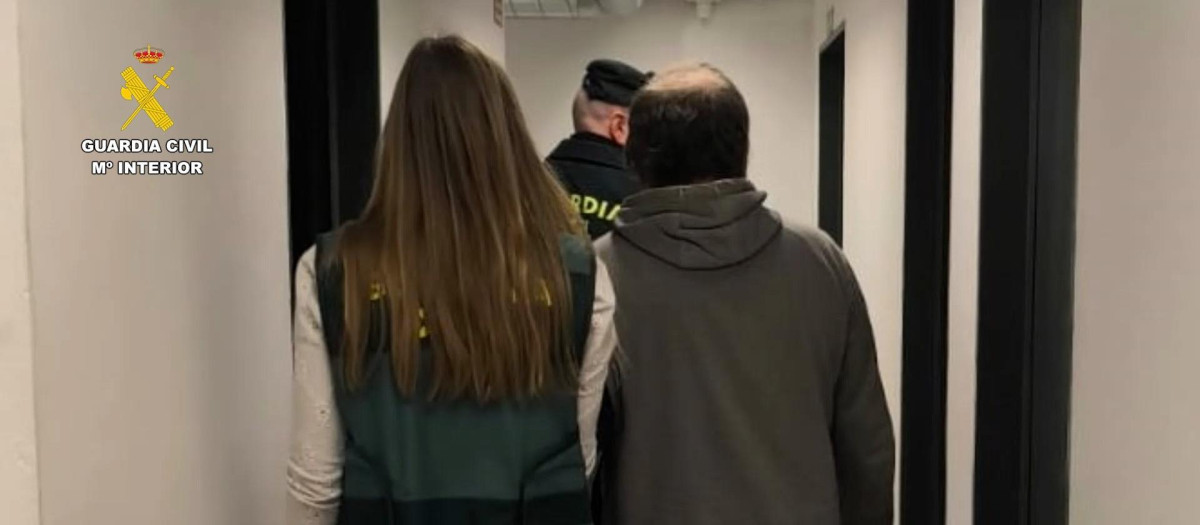 El detenido por presuntos delitos de corurpción de menores

REMITIDA / HANDOUT por SUB GBANO EN BURGOS
Fotografía remitida a medios de comunicación exclusivamente para ilustrar la noticia a la que hace referencia la imagen, y citando la procedencia de la imagen en la firma
03/2/2026