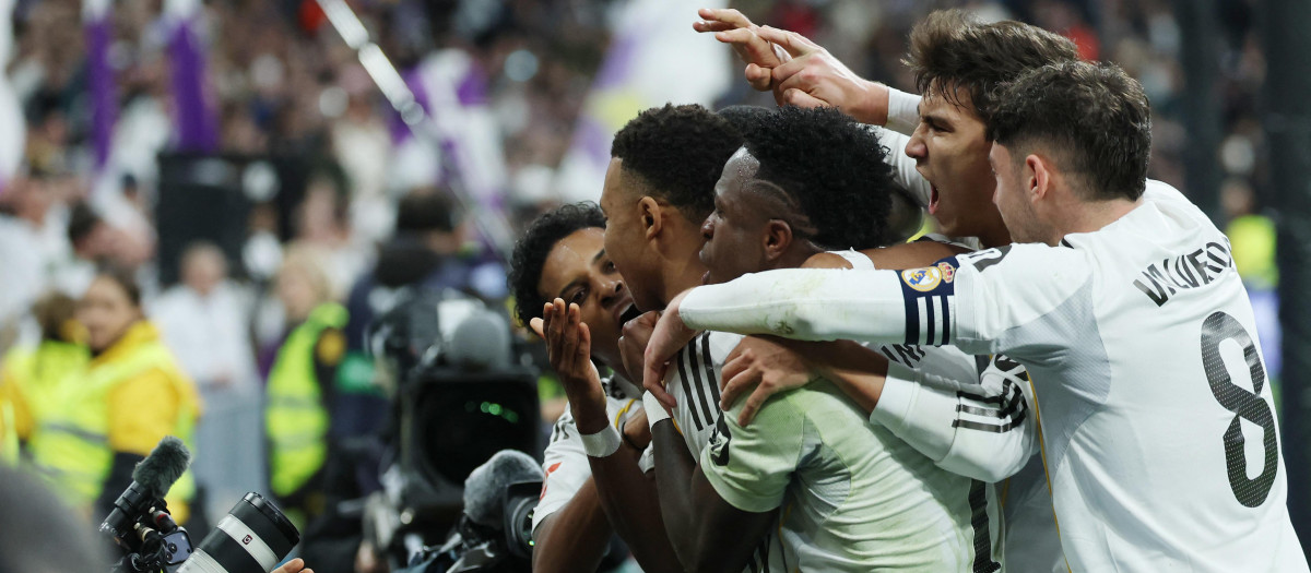 Los jugadores del Real Madrid celebran el gol ante el Rayo Vallecano