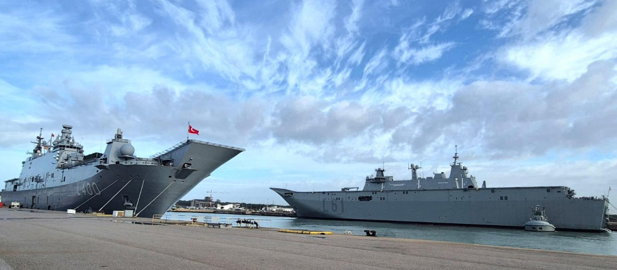 El L-61 Juan Carlos I y su gemelo turco, el TCG Anadolu, en la base naval de Rota