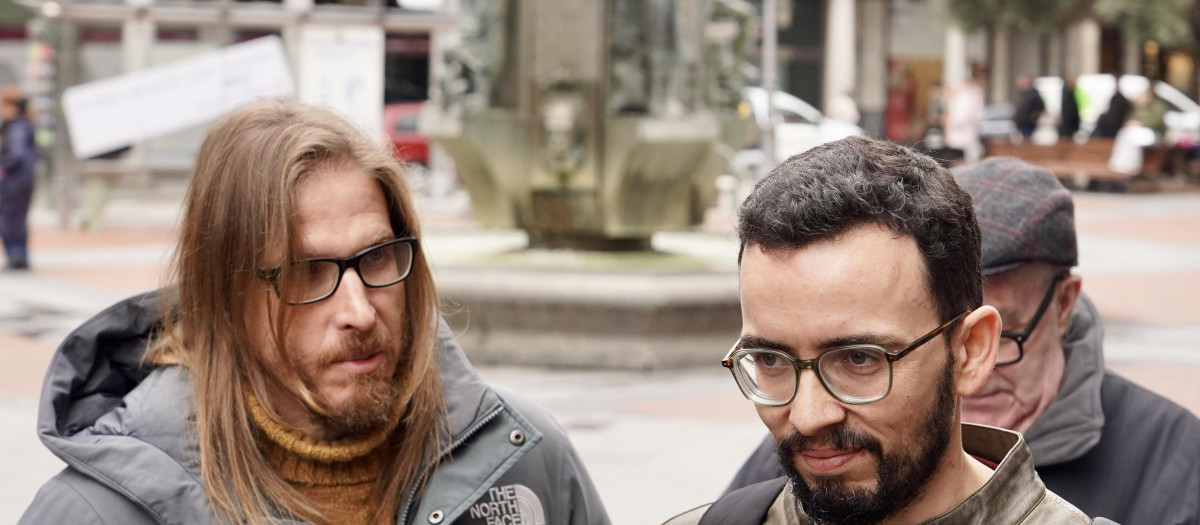 El secretario de organización y portavoz estatal de Podemos, Pablo Fernández, y el candidato de Podemos a la presidencia de la Junta de Castilla y León, Miguel Ángel Llamas, realizan declaraciones sobre actualidad política.