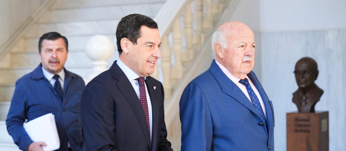 El presidente de la Junta, Juanma Moreno, junto al exconsejero de Salud y actual presidente del Parlamento, Jesús Aguirre (archivo)
