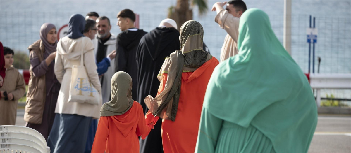 Varias personas tras la oración colectiva con motivo de la festividad del Aíd al-Fitr en Ceuta