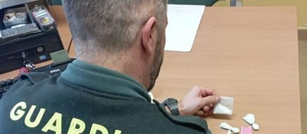 Detenido en Tordesillas al volante mientras manipulaba el móvil y descubrir que llevaba droga