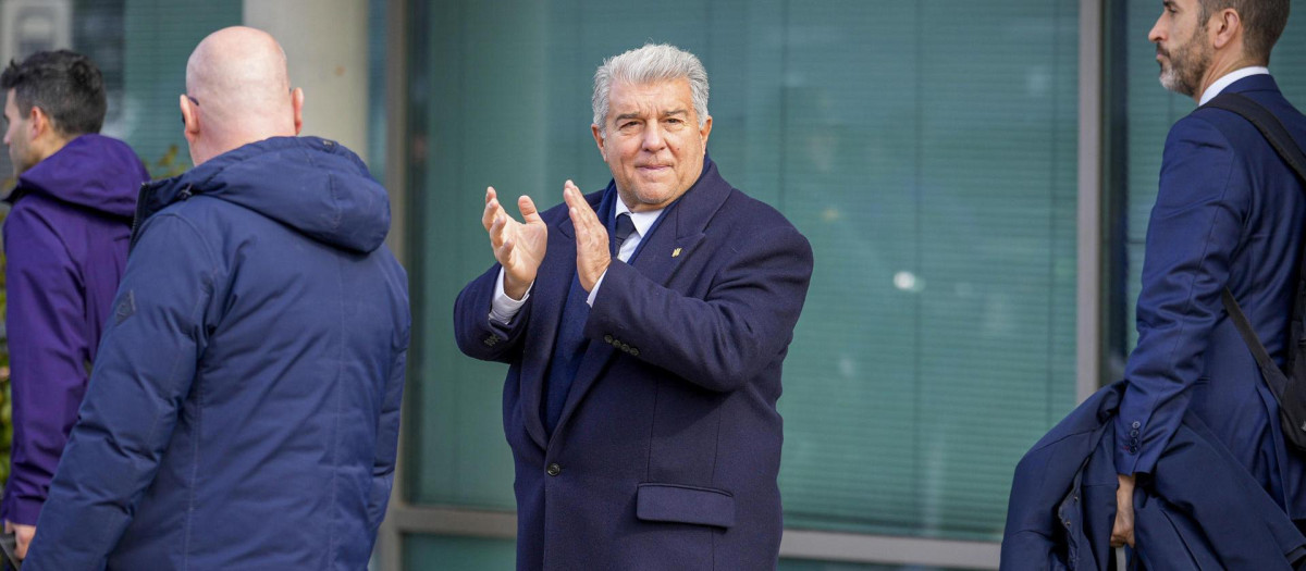 Joan Laporta, aplaude a sus jugadores a la llegada del equipo a Albacete este martes antes de su encuentro de cuartos de final de la Copa del Rey
