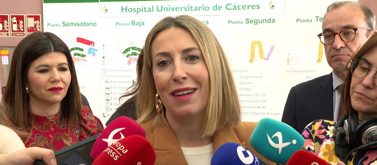 La presidenta de la Junta de Extremadura en funciones, María Guardiola, atiende a los medios antes de visitar el Hospital Universitario de Cáceres