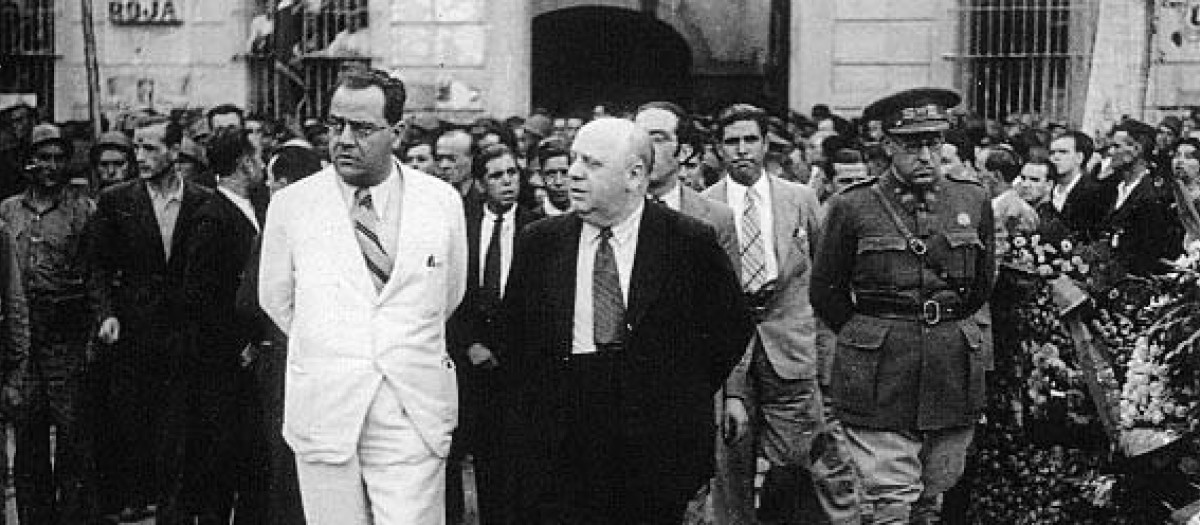 De izquierda a derecha, Juan Negrín (de blanco), Indalecio Prieto y el general Vicente Rojo