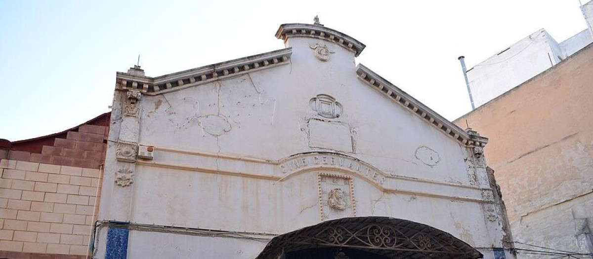 Fachada del cine Cervantes en Torrent, Valencia